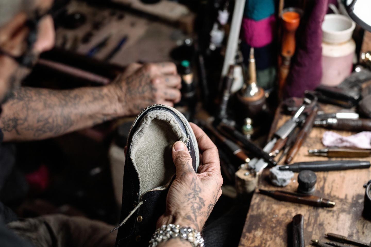 Chaussures dans la poubelle jaune ou verte ? Laquelle choisir ?